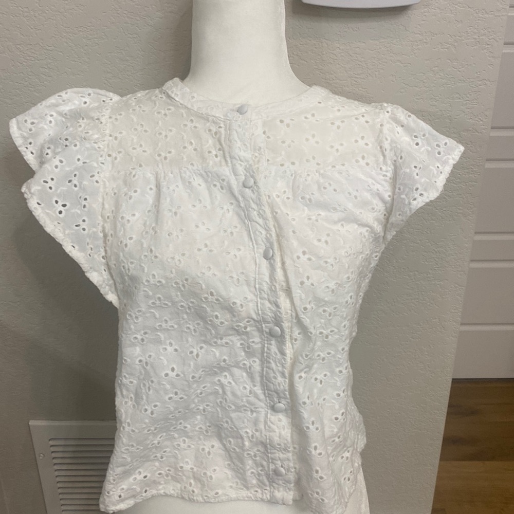 1.State Women’s lacy top.